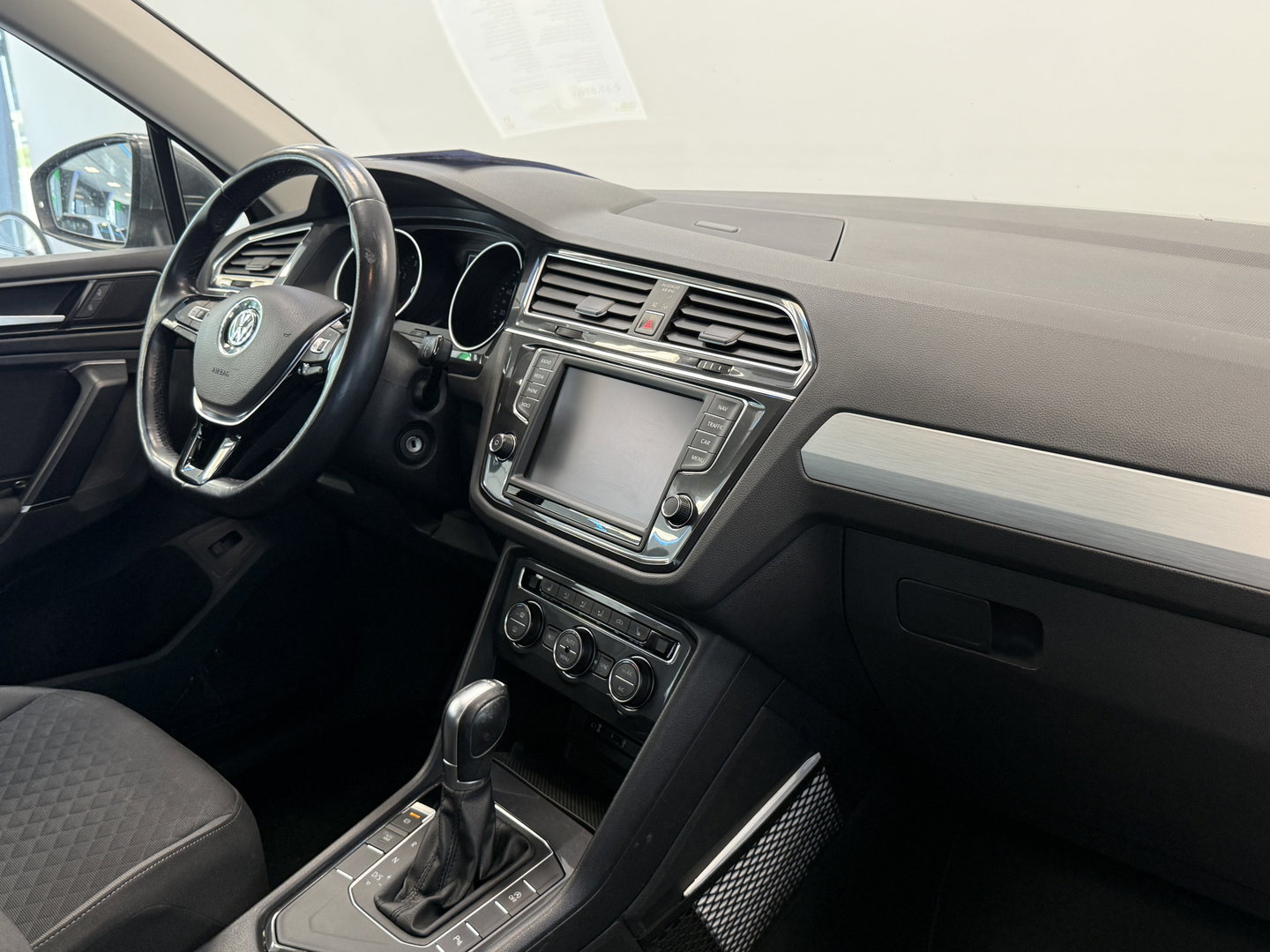Volkswagen Tiguan 1.4 TSI ACT Highline Trekhaak Stoelverwarming Navigatie 24 Maanden garantie* (Vraag naar de voorwaarden)