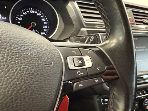 Volkswagen Tiguan 1.4 TSI ACT Highline Trekhaak Stoelverwarming Navigatie 24 Maanden garantie* (Vraag naar de voorwaarden)