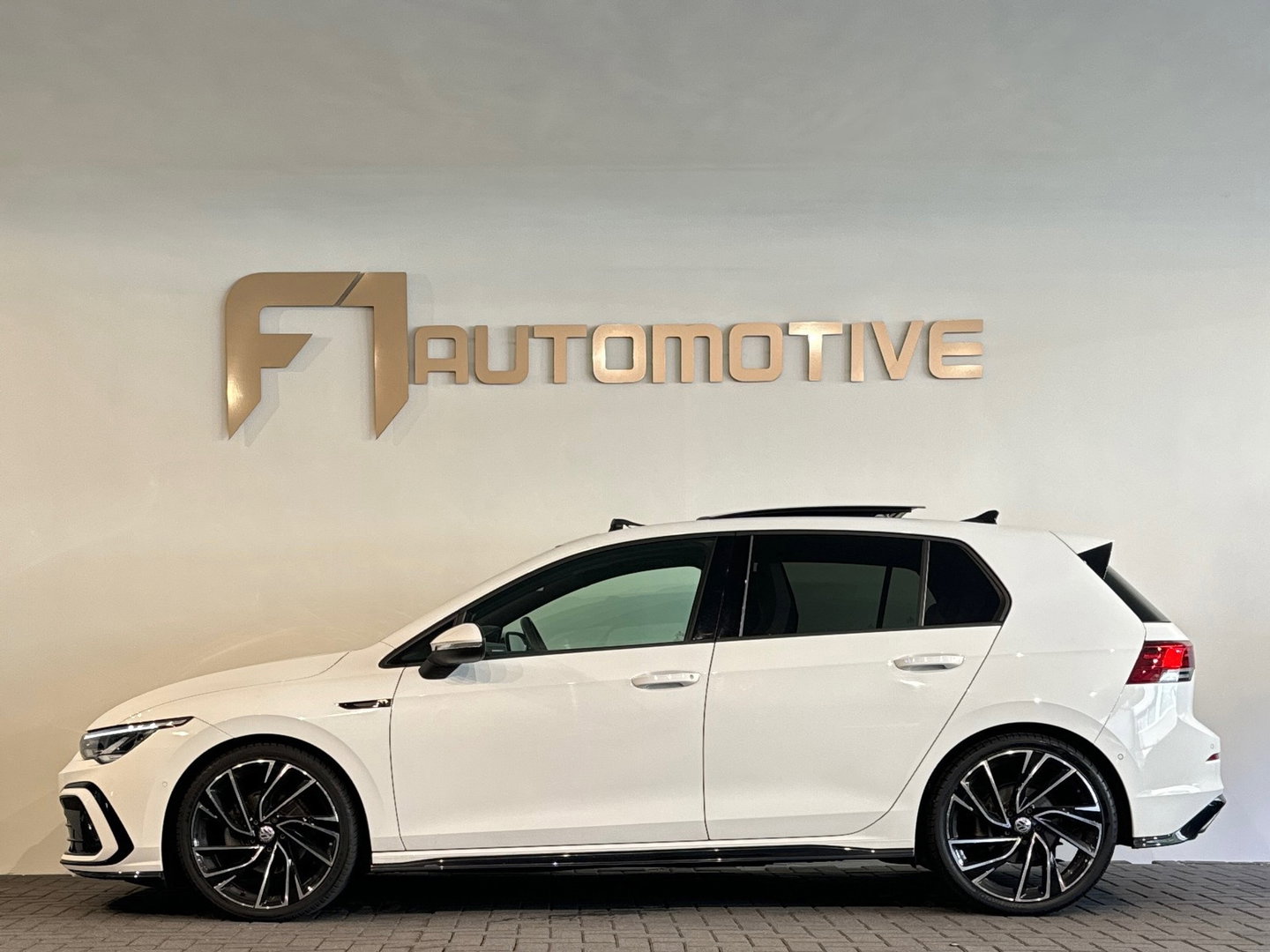 Volkswagen Golf 1.5 eTSI R Line Pano|Sfeer|Dodehoek|Camera