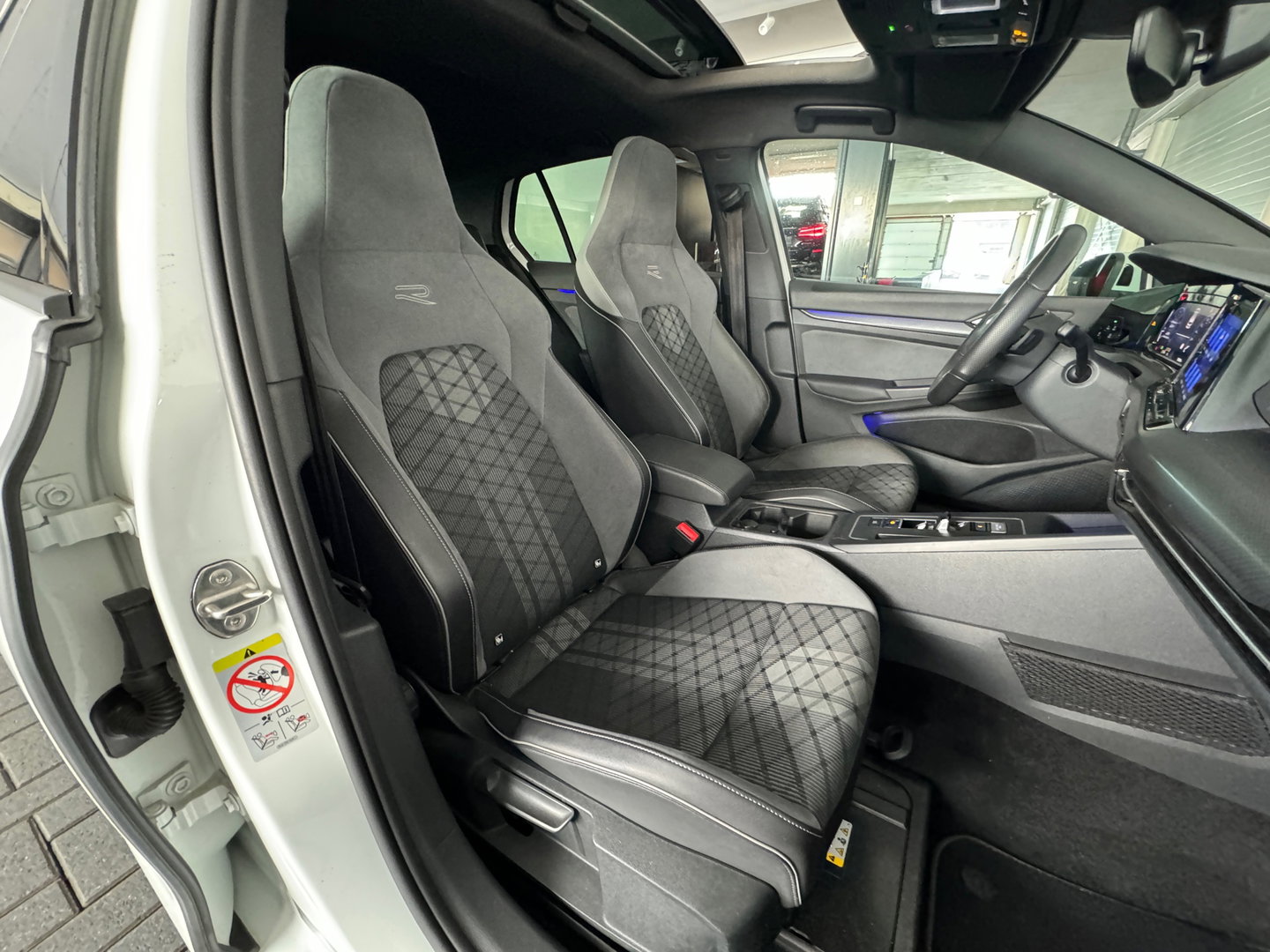Volkswagen Golf 1.5 eTSI R Line Pano|Sfeer|Dodehoek|Camera