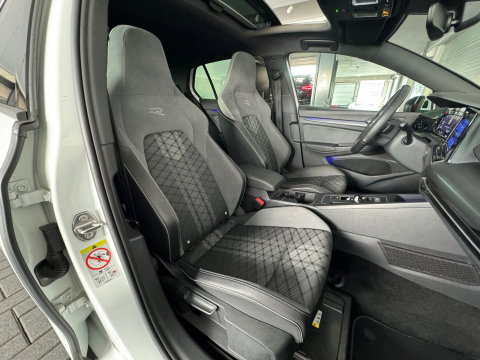 Volkswagen Golf 1.5 eTSI R Line Pano|Sfeer|Dodehoek|Camera