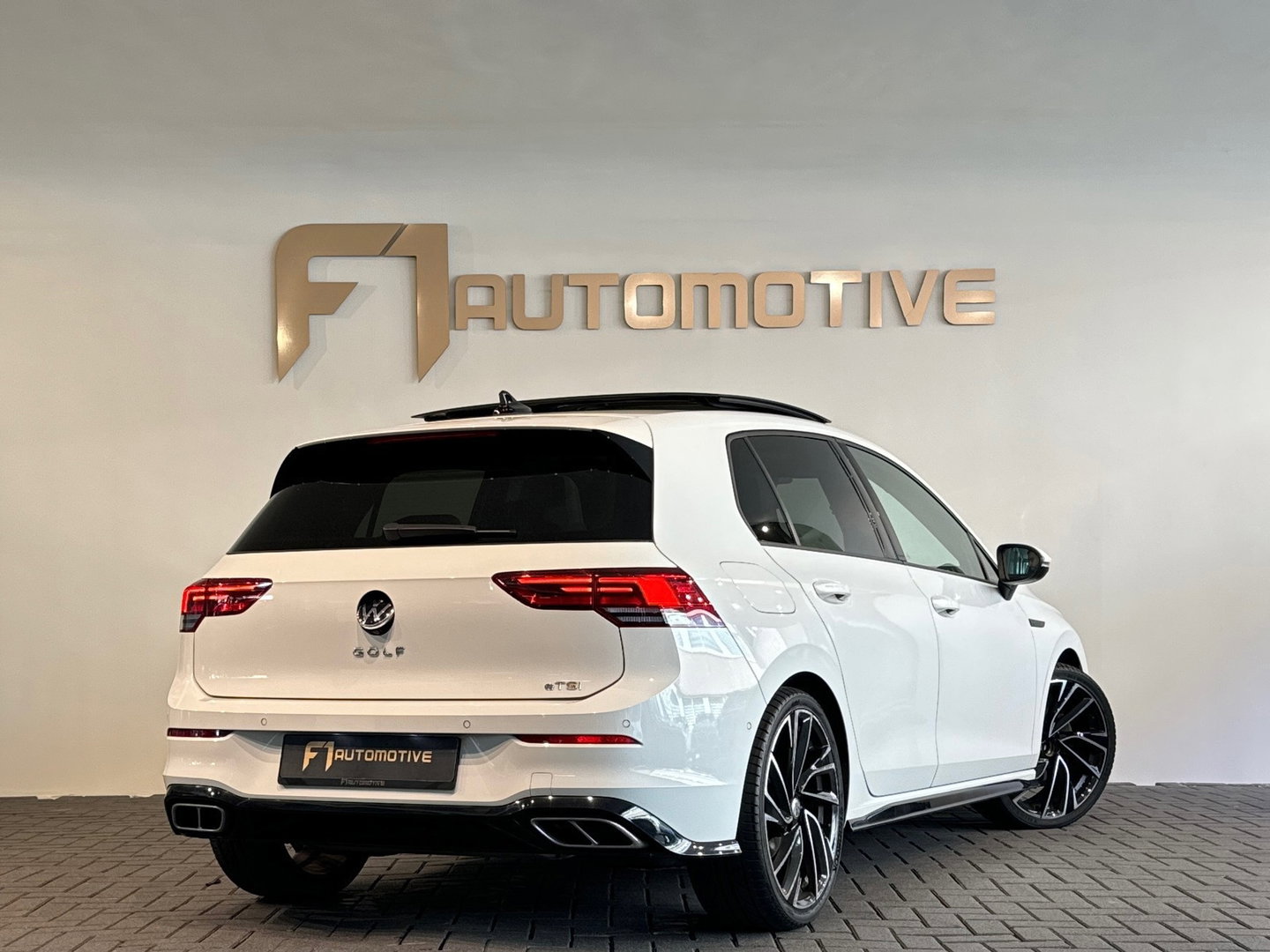 Volkswagen Golf 1.5 eTSI R Line Pano|Sfeer|Dodehoek|Camera