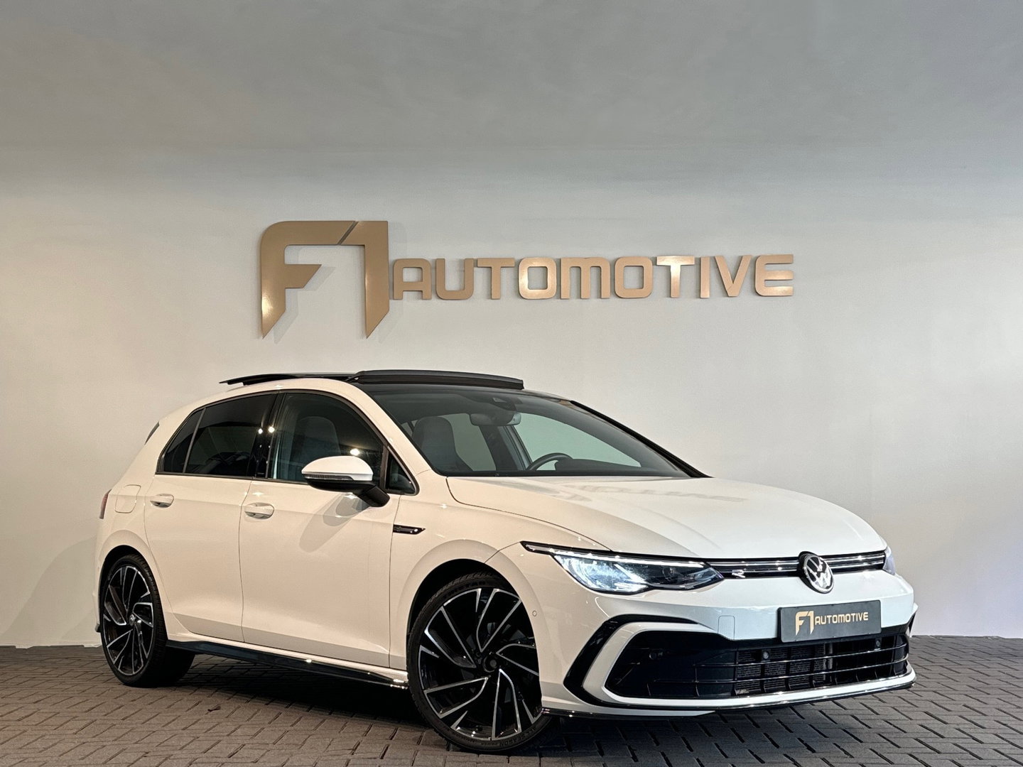 Volkswagen Golf 1.5 eTSI R Line Pano|Sfeer|Dodehoek|Camera
