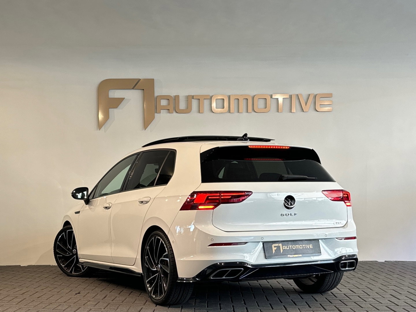 Volkswagen Golf 1.5 eTSI R Line Pano|Sfeer|Dodehoek|Camera