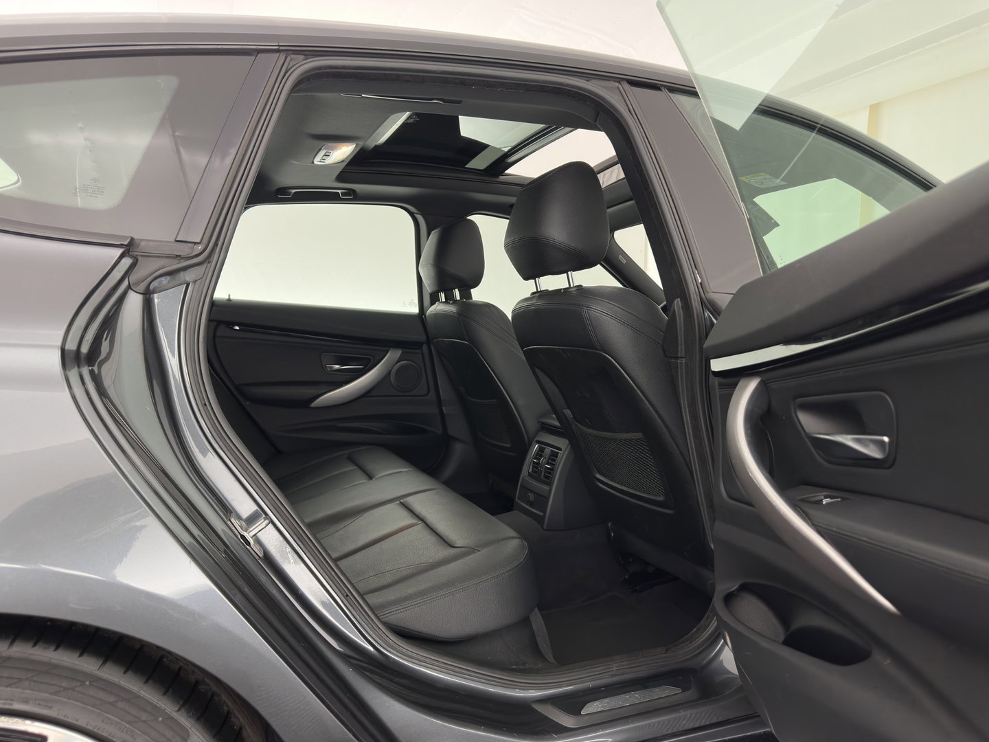 BMW 3-serie Gran Turismo 320i Corporate Lease High Executive M-Sportpack Aut. *PANO | LEATHER | FULL-LED | NAVI-FULLMAP | HEATED-SPORTSEATS | HIFI-SOUND | SHIFTPADDLES | ECC | PDC | CRUISE | 19''ALU*