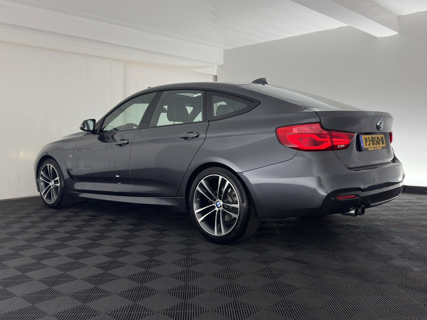 BMW 3-serie Gran Turismo 320i Corporate Lease High Executive M-Sportpack Aut. *PANO | LEATHER | FULL-LED | NAVI-FULLMAP | HEATED-SPORTSEATS | HIFI-SOUND | SHIFTPADDLES | ECC | PDC | CRUISE | 19''ALU*