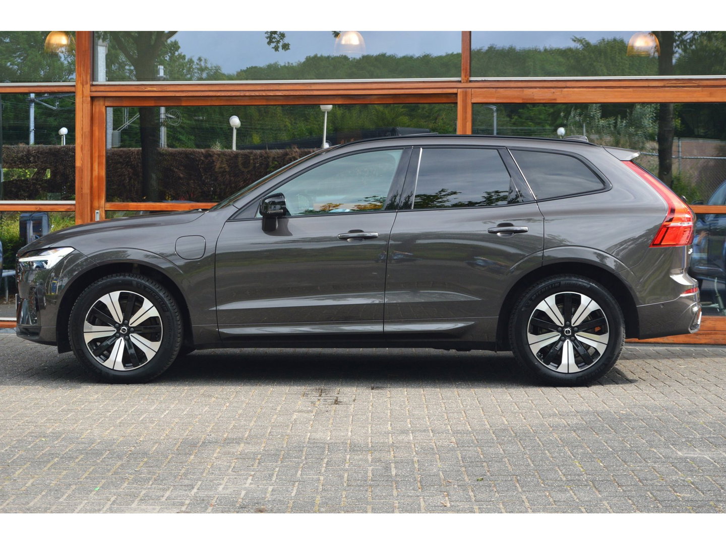 Volvo XC60 T6 Hybride AWD Plus Dark LONG RANGE | 360° Camera | Panoramadak | Trekhaak | Stoel + Stuur Verwarmd |