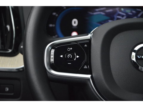 Volvo XC60 T6 Hybride AWD Plus Dark LONG RANGE | 360° Camera | Panoramadak | Trekhaak | Stoel + Stuur Verwarmd |