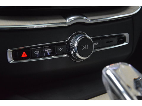 Volvo XC60 T6 Hybride AWD Plus Dark LONG RANGE | 360° Camera | Panoramadak | Trekhaak | Stoel + Stuur Verwarmd |