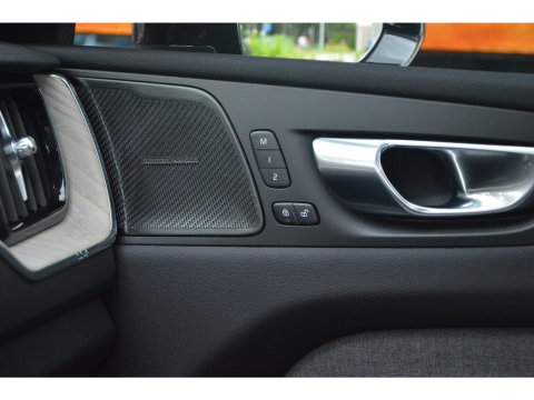 Volvo XC60 T6 Hybride AWD Plus Dark LONG RANGE | 360° Camera | Panoramadak | Trekhaak | Stoel + Stuur Verwarmd |