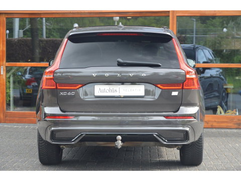 Volvo XC60 T6 Hybride AWD Plus Dark LONG RANGE | 360° Camera | Panoramadak | Trekhaak | Stoel + Stuur Verwarmd |