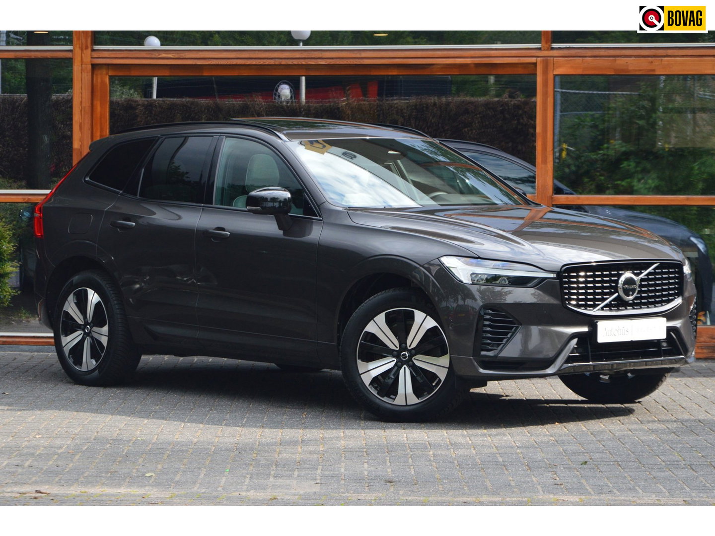 Volvo XC60 T6 Hybride AWD Plus Dark LONG RANGE | 360° Camera | Panoramadak | Trekhaak | Stoel + Stuur Verwarmd |