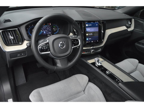 Volvo XC60 T6 Hybride AWD Plus Dark LONG RANGE | 360° Camera | Panoramadak | Trekhaak | Stoel + Stuur Verwarmd |
