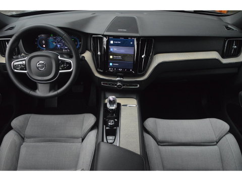 Volvo XC60 T6 Hybride AWD Plus Dark LONG RANGE | 360° Camera | Panoramadak | Trekhaak | Stoel + Stuur Verwarmd |