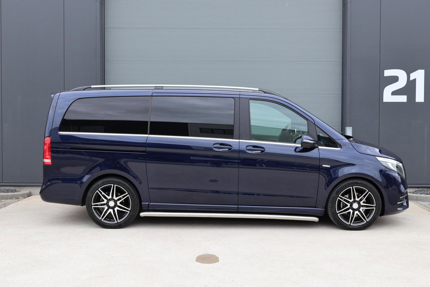 Mercedes-Benz V-Klasse 250d Lang DC Edition / AMG line / Stoelventilatie / Stoelverwarming / 2x Scuifdeur / Maestro surroundsystem / Origineel NL