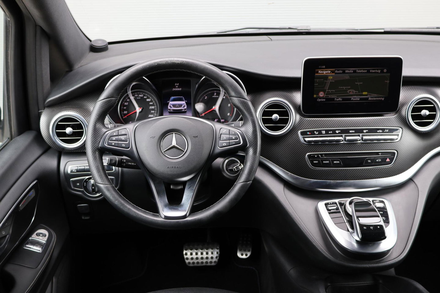 Mercedes-Benz V-Klasse 250d Lang DC Edition / AMG line / Stoelventilatie / Stoelverwarming / 2x Scuifdeur / Maestro surroundsystem / Origineel NL