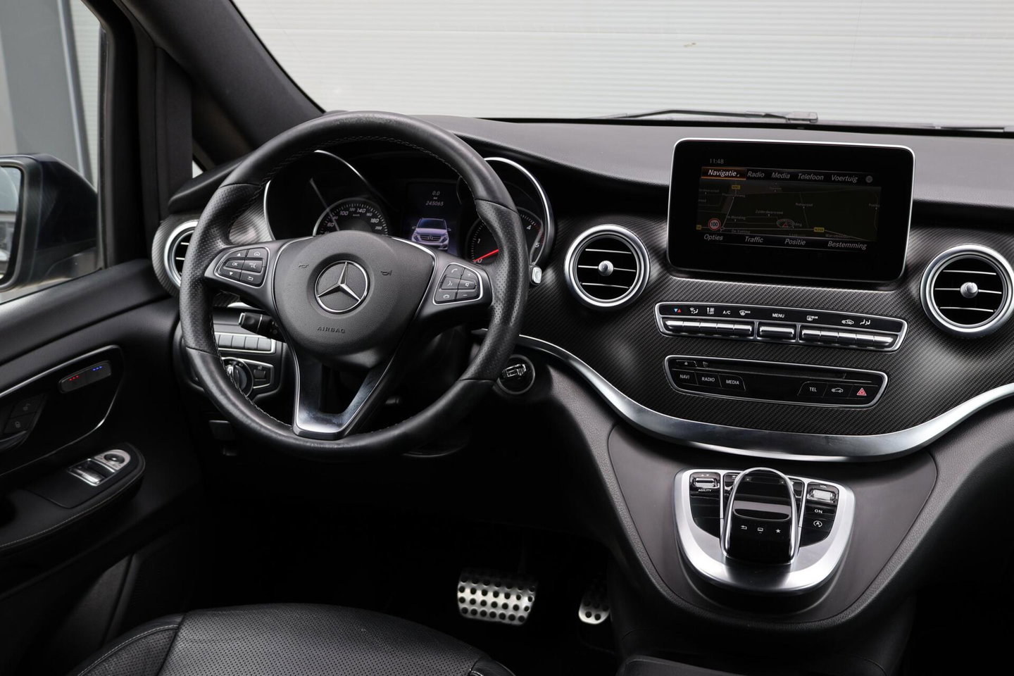 Mercedes-Benz V-Klasse 250d Lang DC Edition / AMG line / Stoelventilatie / Stoelverwarming / 2x Scuifdeur / Maestro surroundsystem / Origineel NL
