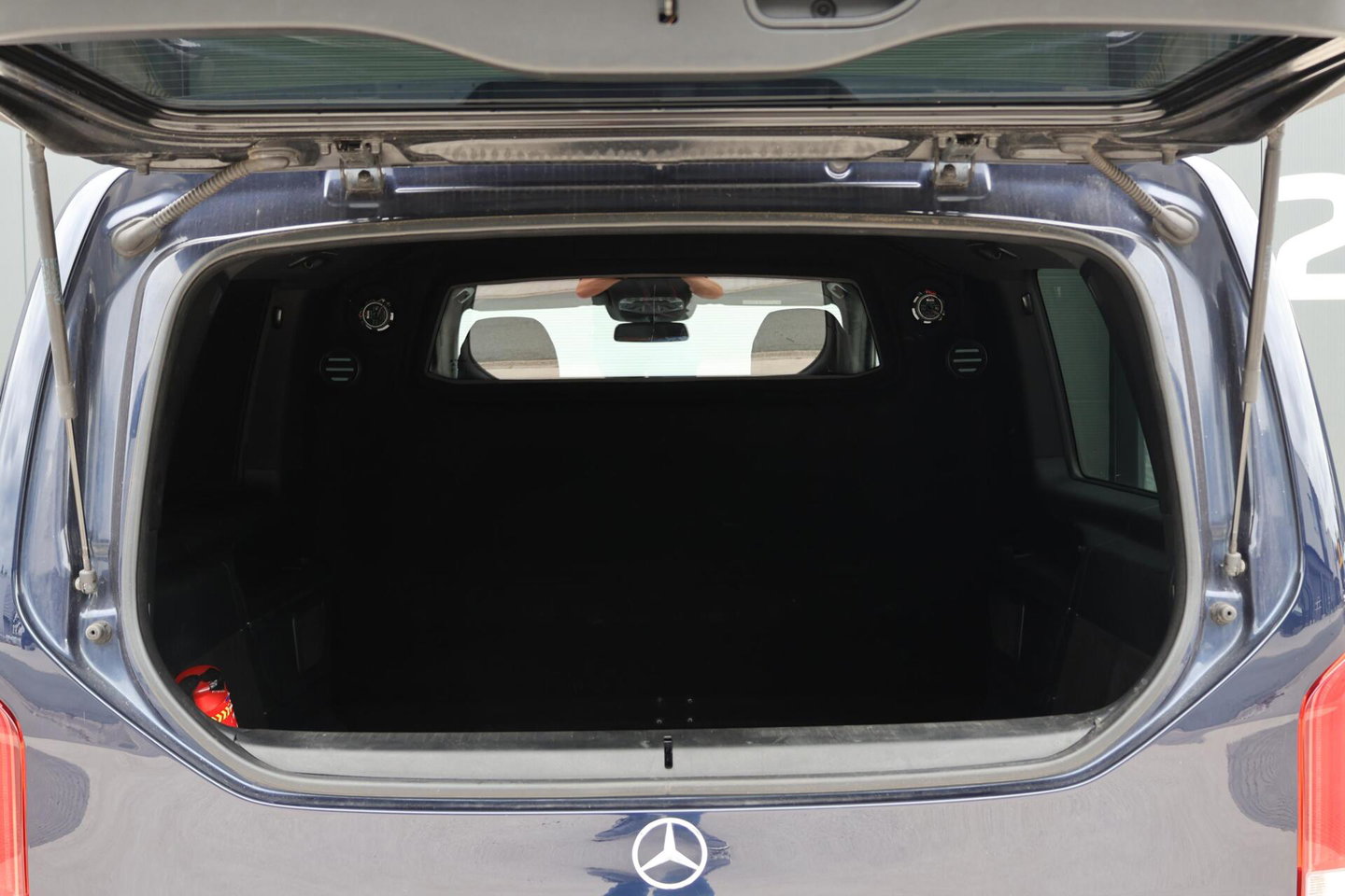 Mercedes-Benz V-Klasse 250d Lang DC Edition / AMG line / Stoelventilatie / Stoelverwarming / 2x Scuifdeur / Maestro surroundsystem / Origineel NL