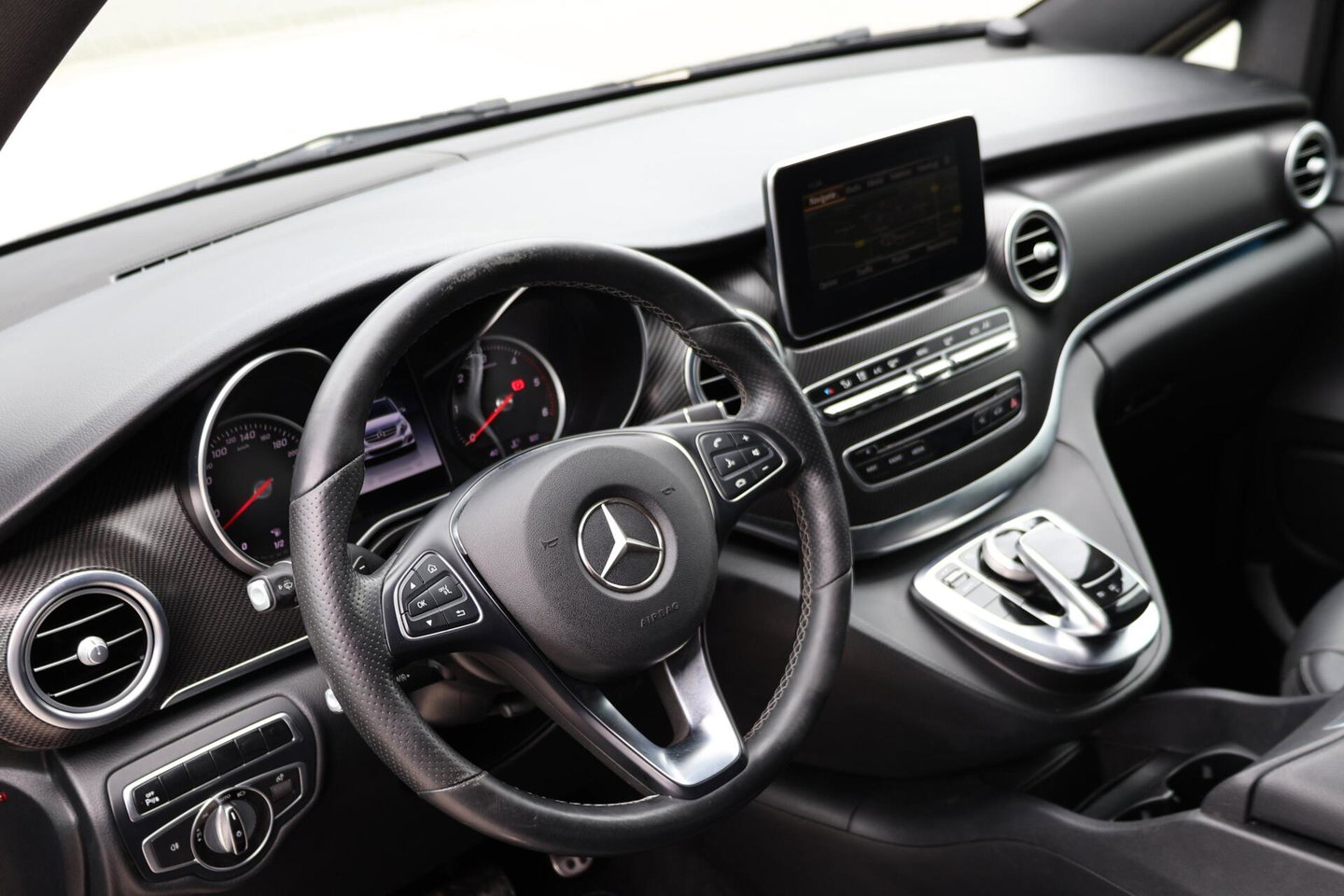 Mercedes-Benz V-Klasse 250d Lang DC Edition / AMG line / Stoelventilatie / Stoelverwarming / 2x Scuifdeur / Maestro surroundsystem / Origineel NL