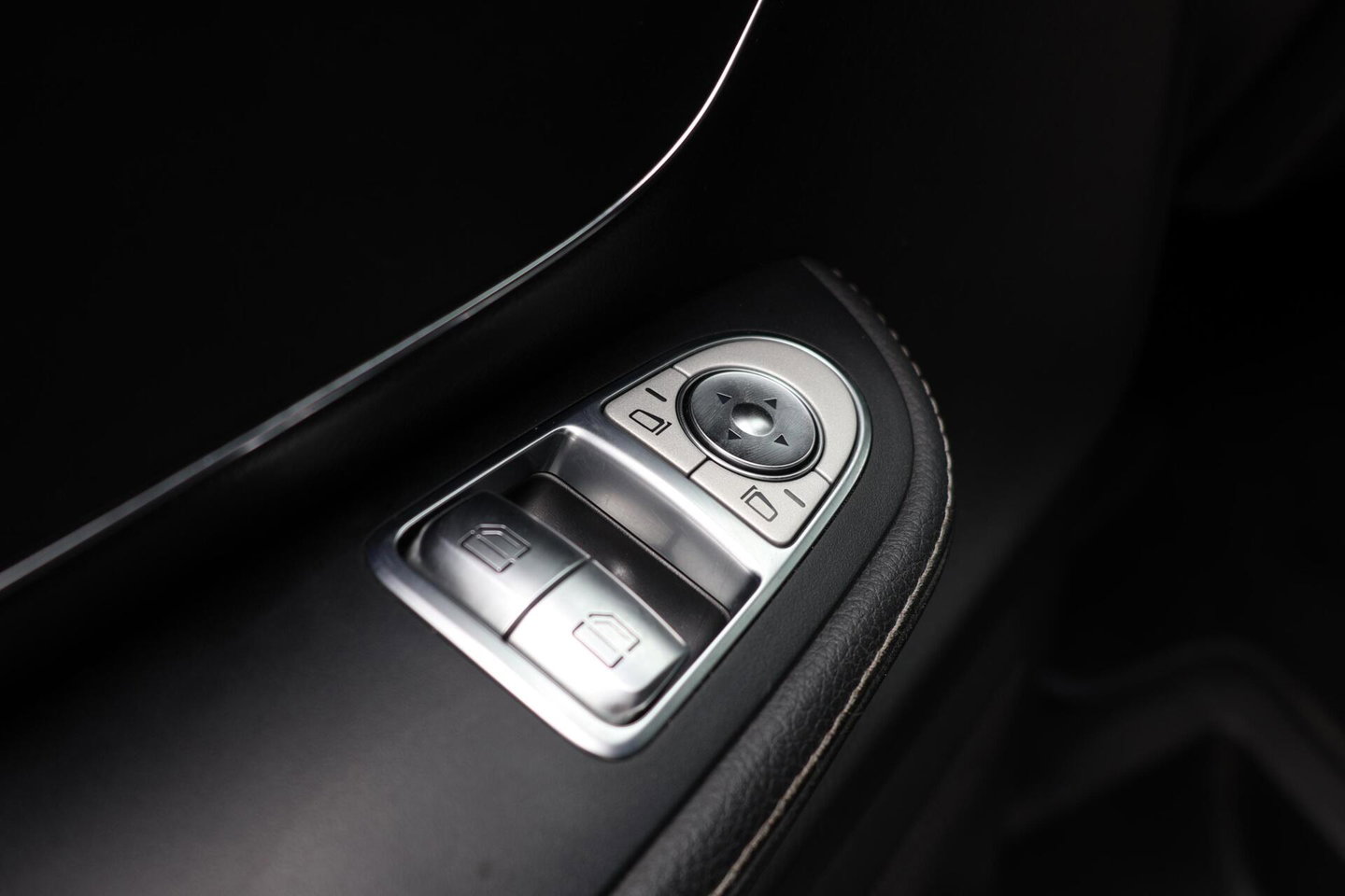 Mercedes-Benz V-Klasse 250d Lang DC Edition / AMG line / Stoelventilatie / Stoelverwarming / 2x Scuifdeur / Maestro surroundsystem / Origineel NL