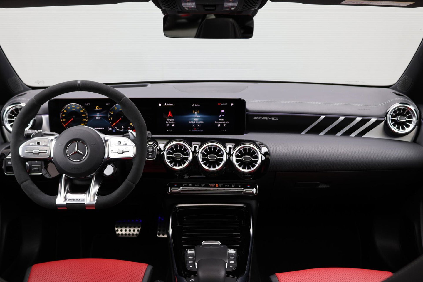 Mercedes-Benz CLA AMG 35 4MATIC / Panoramadak / Memory Stoelen / 360 Camera / Keyless-Go / Burmester Surround