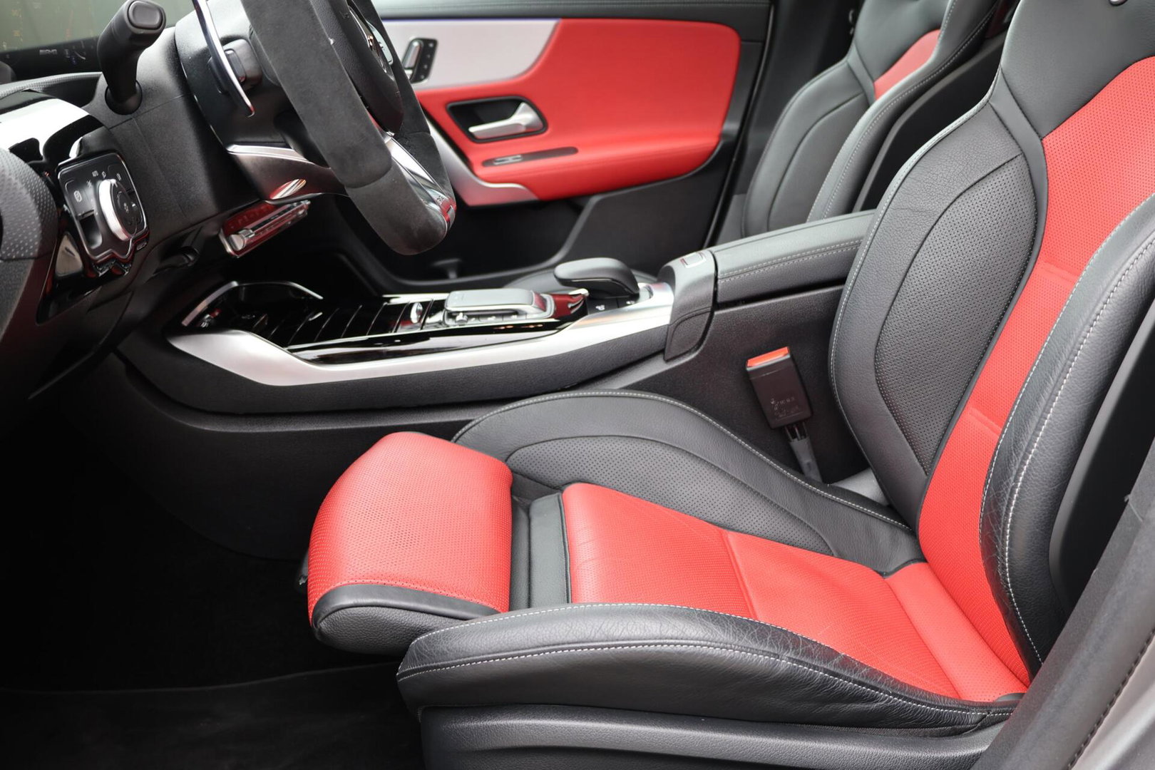 Mercedes-Benz CLA AMG 35 4MATIC / Panoramadak / Memory Stoelen / 360 Camera / Keyless-Go / Burmester Surround