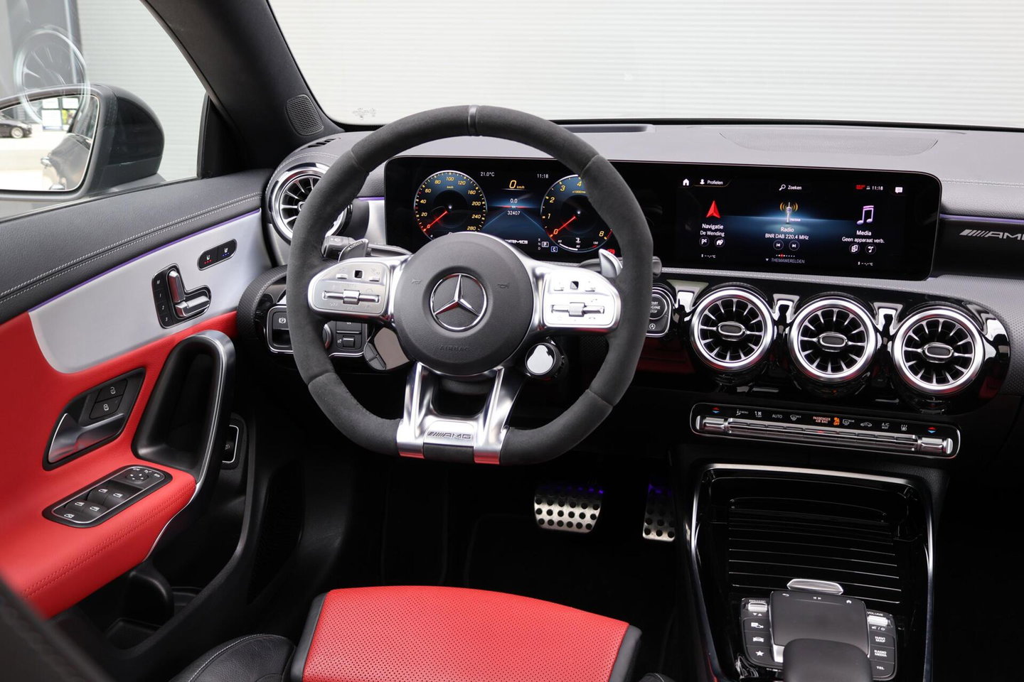 Mercedes-Benz CLA AMG 35 4MATIC / Panoramadak / Memory Stoelen / 360 Camera / Keyless-Go / Burmester Surround