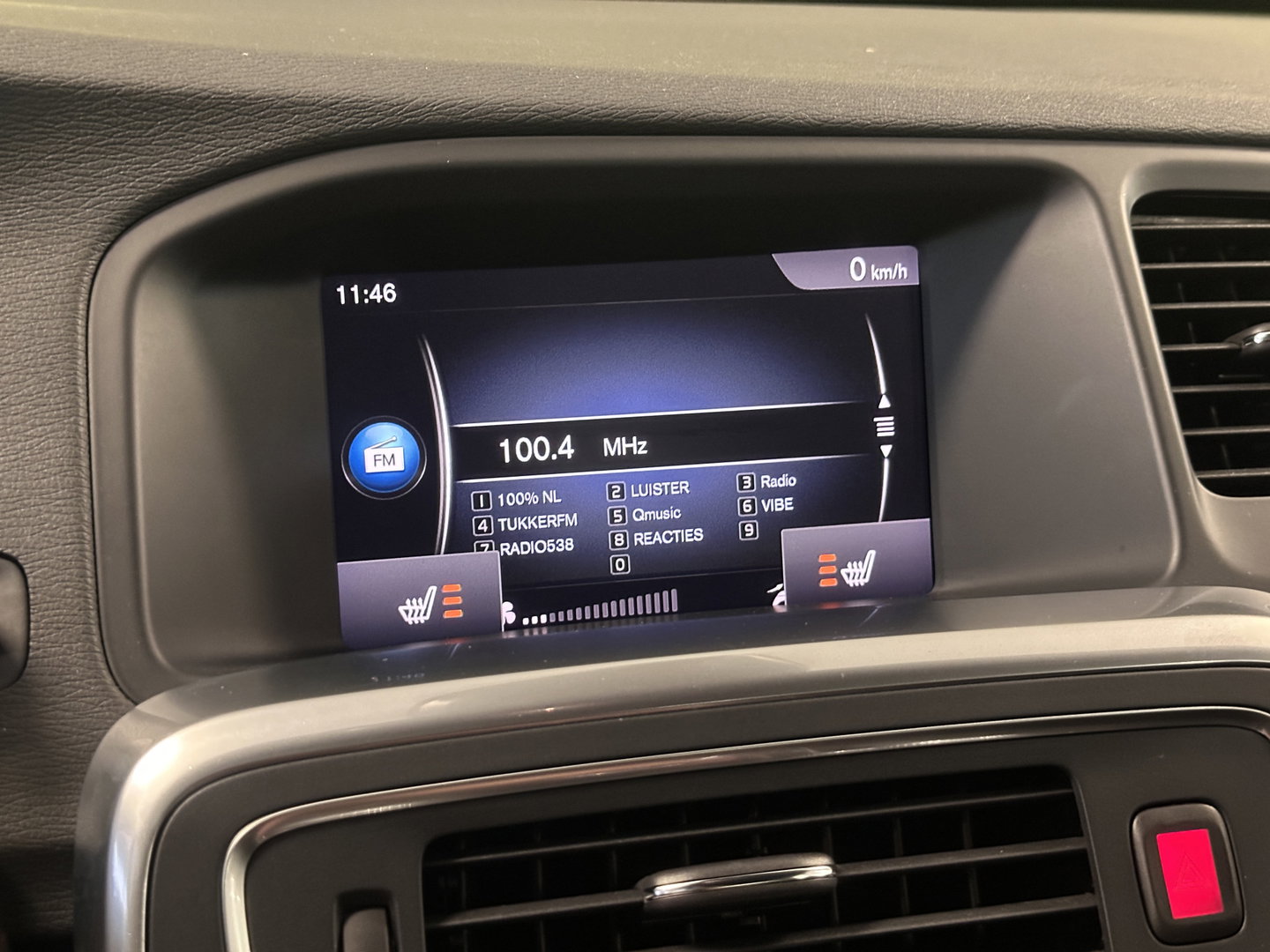 Volvo V60 2.4 D6 Twin Engine Special Edition | Dealer Onderhouden | Cruise Control | Stoelverwarming | Parkeersensoren Achter | Navigatie | Trekhaak