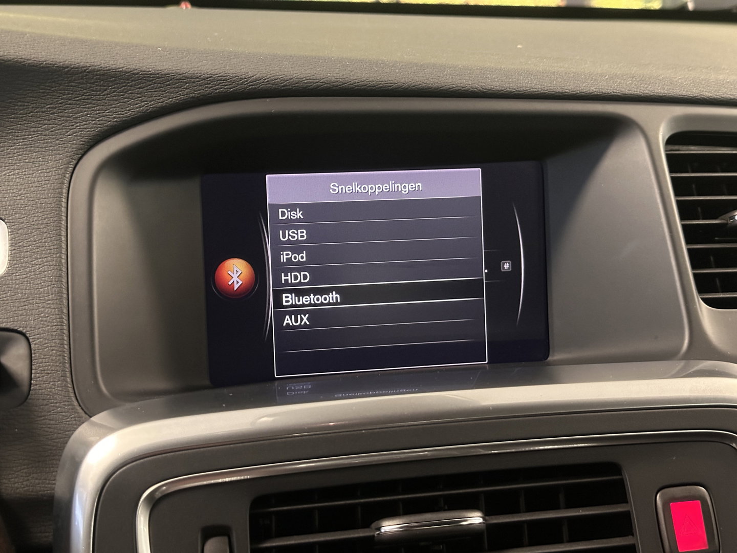 Volvo V60 2.4 D6 Twin Engine Special Edition | Dealer Onderhouden | Cruise Control | Stoelverwarming | Parkeersensoren Achter | Navigatie | Trekhaak