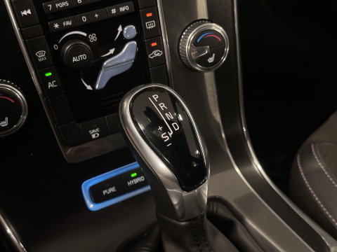 Volvo V60 2.4 D6 Twin Engine Special Edition | Dealer Onderhouden | Cruise Control | Stoelverwarming | Parkeersensoren Achter | Navigatie | Trekhaak
