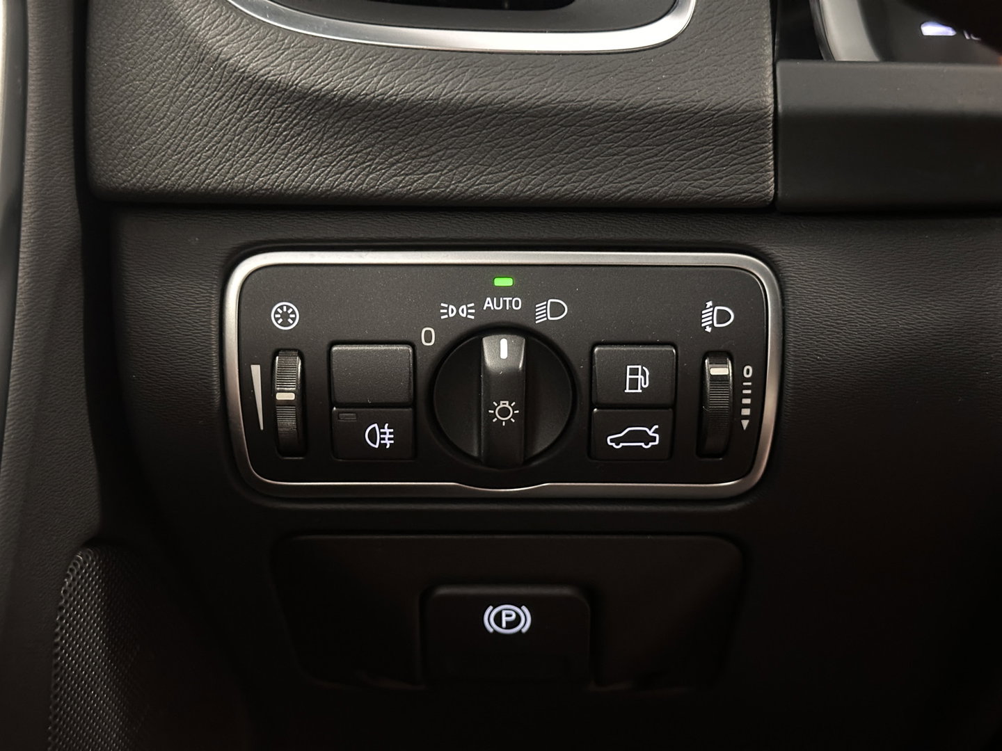 Volvo V60 2.4 D6 Twin Engine Special Edition | Dealer Onderhouden | Cruise Control | Stoelverwarming | Parkeersensoren Achter | Navigatie | Trekhaak