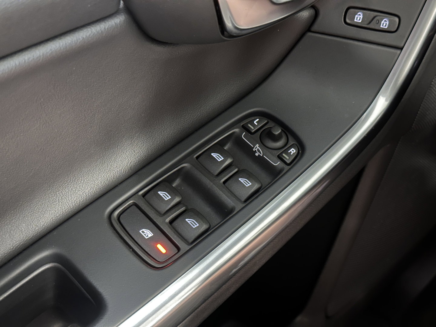 Volvo V60 2.4 D6 Twin Engine Special Edition | Dealer Onderhouden | Cruise Control | Stoelverwarming | Parkeersensoren Achter | Navigatie | Trekhaak