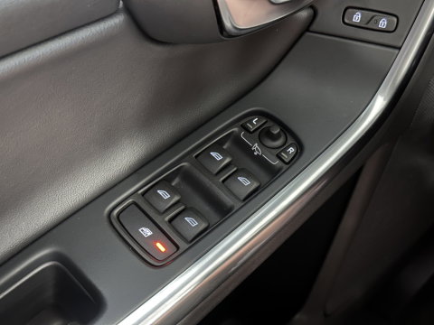 Volvo V60 2.4 D6 Twin Engine Special Edition | Dealer Onderhouden | Cruise Control | Stoelverwarming | Parkeersensoren Achter | Navigatie | Trekhaak