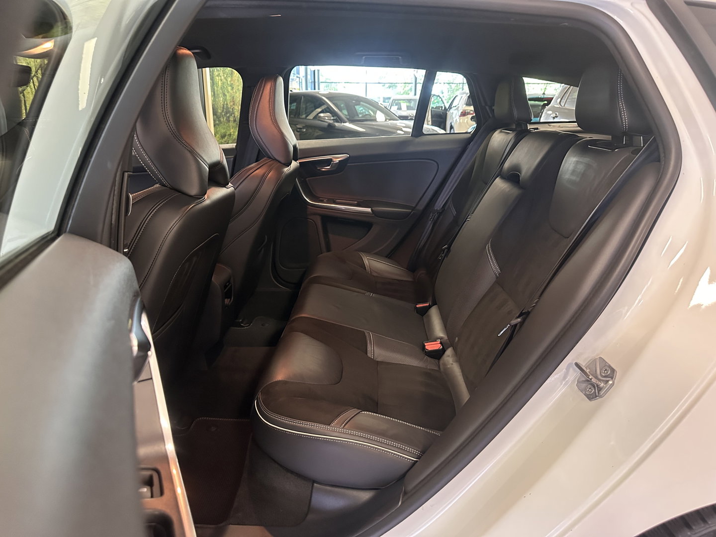 Volvo V60 2.4 D6 Twin Engine Special Edition | Dealer Onderhouden | Cruise Control | Stoelverwarming | Parkeersensoren Achter | Navigatie | Trekhaak