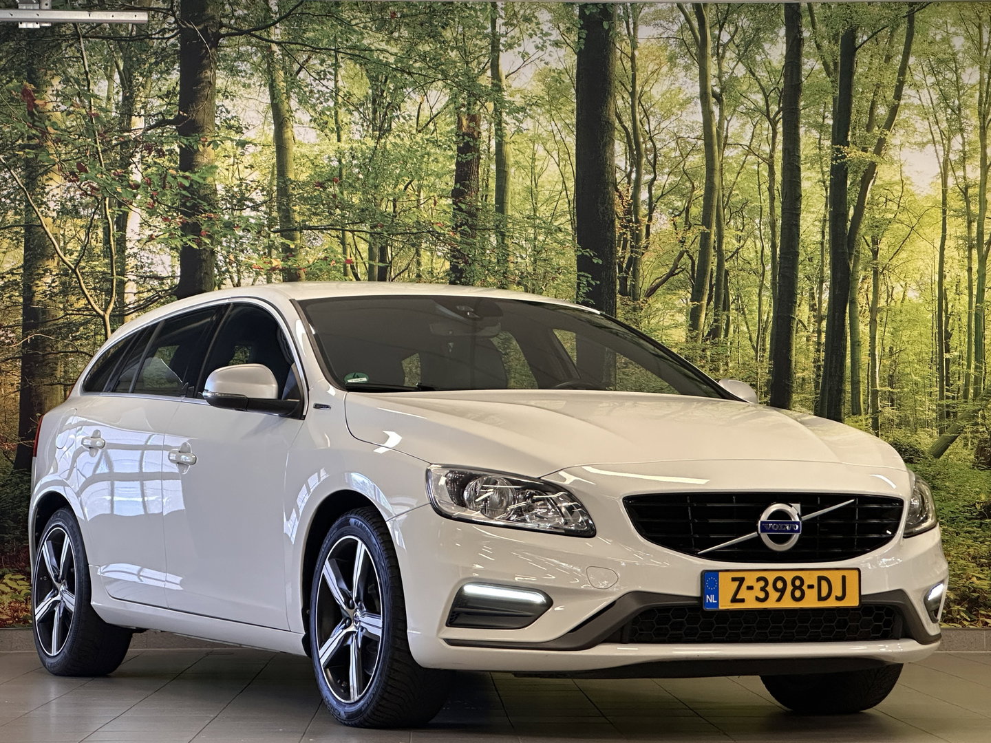 Volvo V60 2.4 D6 Twin Engine Special Edition | Dealer Onderhouden | Cruise Control | Stoelverwarming | Parkeersensoren Achter | Navigatie | Trekhaak