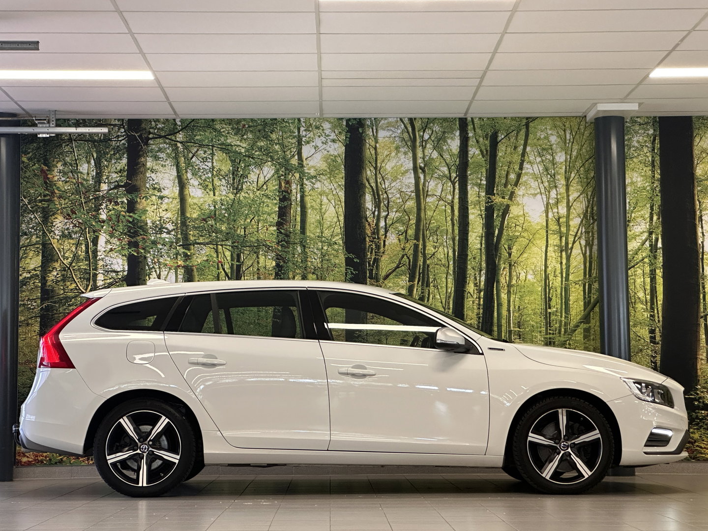 Volvo V60 2.4 D6 Twin Engine Special Edition | Dealer Onderhouden | Cruise Control | Stoelverwarming | Parkeersensoren Achter | Navigatie | Trekhaak
