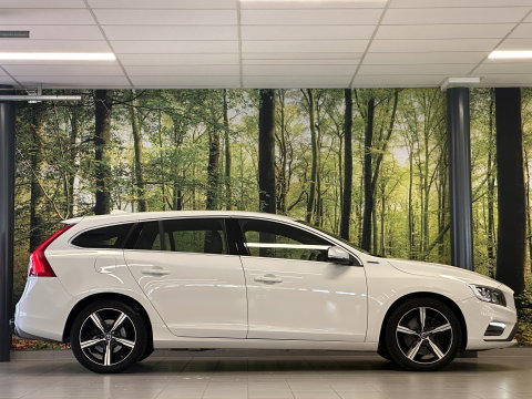 Volvo V60 2.4 D6 Twin Engine Special Edition | Dealer Onderhouden | Cruise Control | Stoelverwarming | Parkeersensoren Achter | Navigatie | Trekhaak