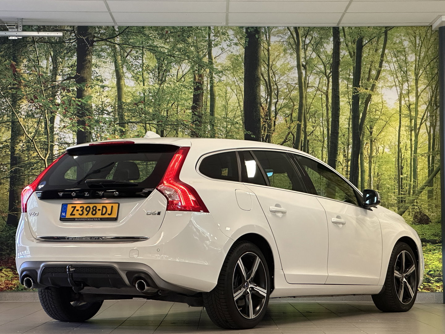 Volvo V60 2.4 D6 Twin Engine Special Edition | Dealer Onderhouden | Cruise Control | Stoelverwarming | Parkeersensoren Achter | Navigatie | Trekhaak