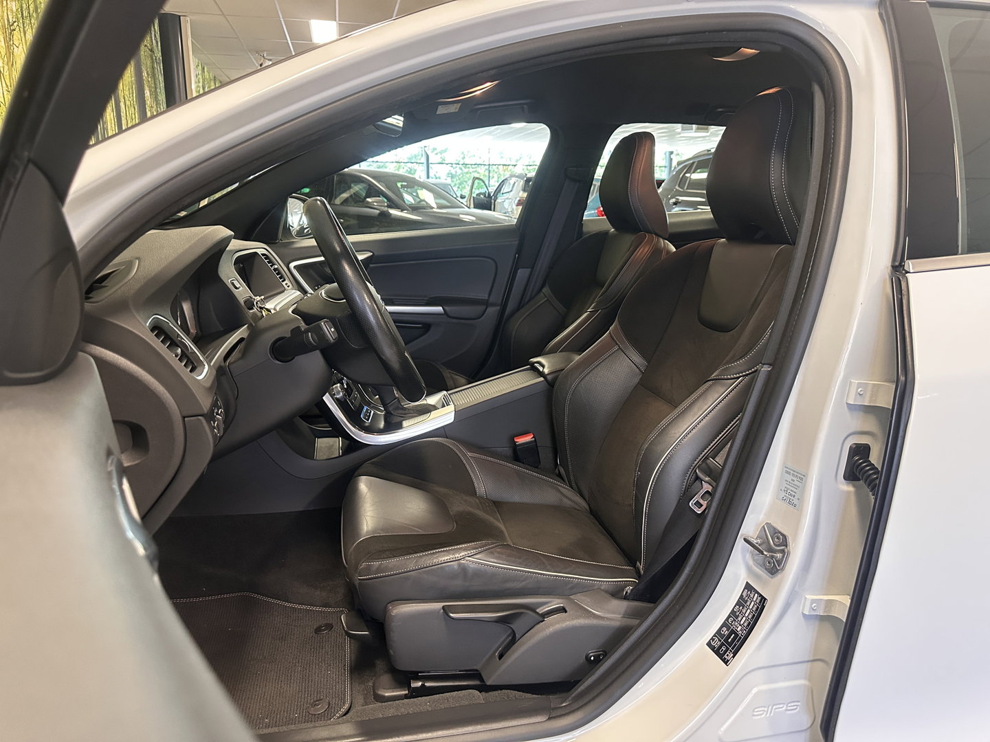 Volvo V60 2.4 D6 Twin Engine Special Edition | Dealer Onderhouden | Cruise Control | Stoelverwarming | Parkeersensoren Achter | Navigatie | Trekhaak