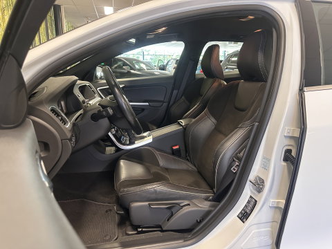 Volvo V60 2.4 D6 Twin Engine Special Edition | Dealer Onderhouden | Cruise Control | Stoelverwarming | Parkeersensoren Achter | Navigatie | Trekhaak