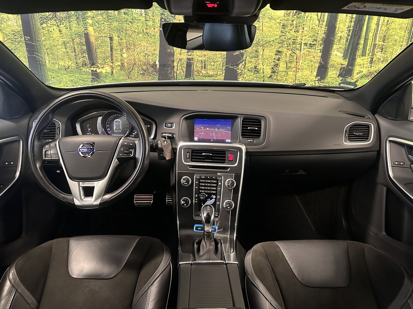 Volvo V60 2.4 D6 Twin Engine Special Edition | Dealer Onderhouden | Cruise Control | Stoelverwarming | Parkeersensoren Achter | Navigatie | Trekhaak
