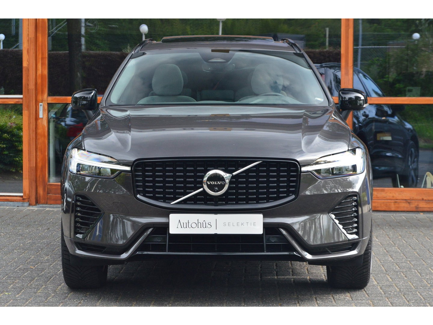 Volvo XC60 T6 Hybride AWD Plus Dark LONG RANGE | 360° Camera | Panoramadak | Trekhaak | Stoel + Stuur Verwarmd |