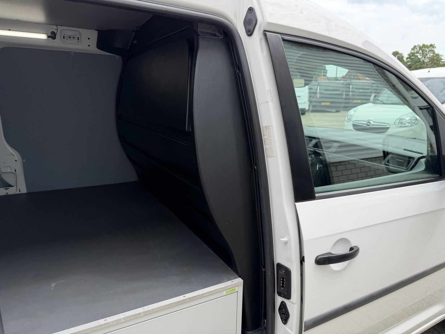Volkswagen Caddy 2.0 TDI 102pk L2H1 BMT Maxi / vaste prijs rijklaar € 11.950 ex btw / euro 6 / bpm vrij / lease vanaf € 201 / Flexmo ingerichte laadruimte / airco / cruise/ pdc achter