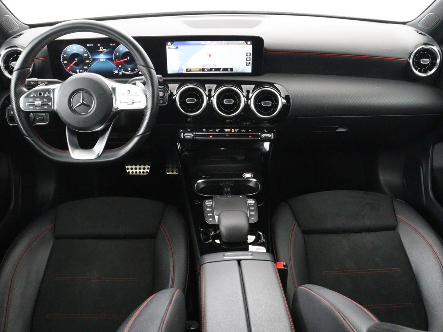 Mercedes-Benz A-Klasse 180 Business Solution AMG | Panoramadak | Carplay | Cruise control | Climate control | DAB+ | Navigatie | Bluetooth | Stoelverwarming | Park assist