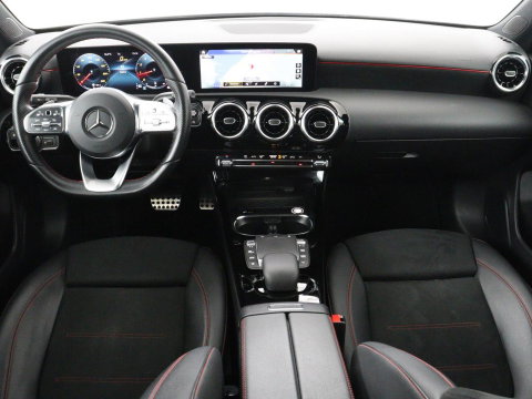 Mercedes-Benz A-Klasse 180 Business Solution AMG | Panoramadak | Carplay | Cruise control | Climate control | DAB+ | Navigatie | Bluetooth | Stoelverwarming | Park assist