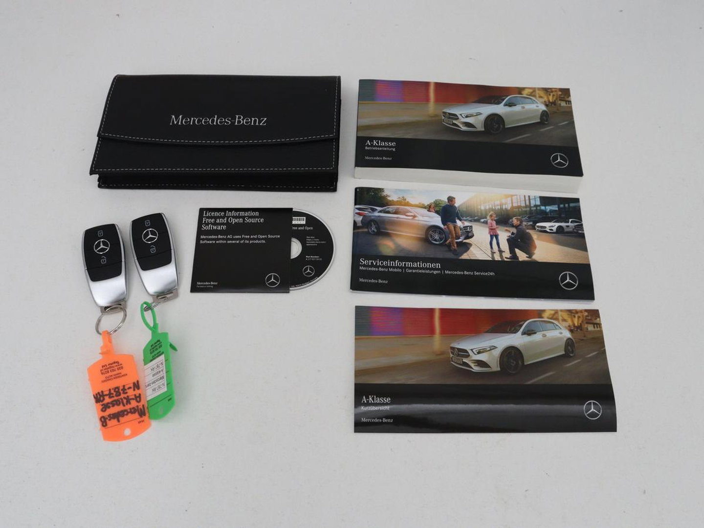 Mercedes-Benz A-Klasse 180 Business Solution AMG | Panoramadak | Carplay | Cruise control | Climate control | DAB+ | Navigatie | Bluetooth | Stoelverwarming | Park assist