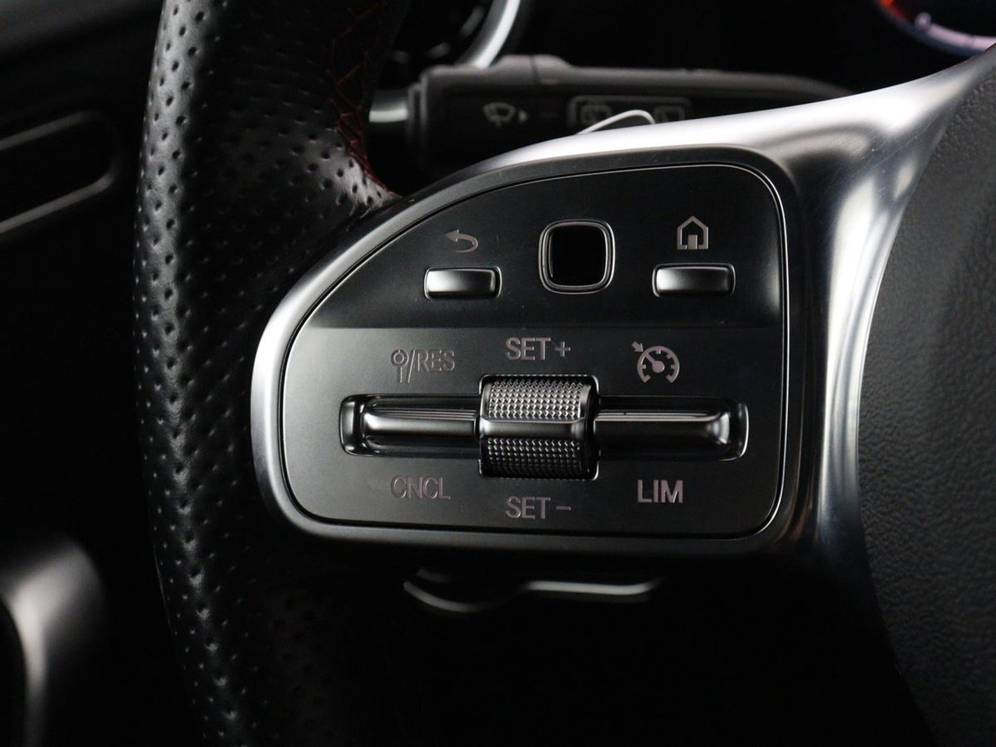Mercedes-Benz A-Klasse 180 Business Solution AMG | Panoramadak | Carplay | Cruise control | Climate control | DAB+ | Navigatie | Bluetooth | Stoelverwarming | Park assist