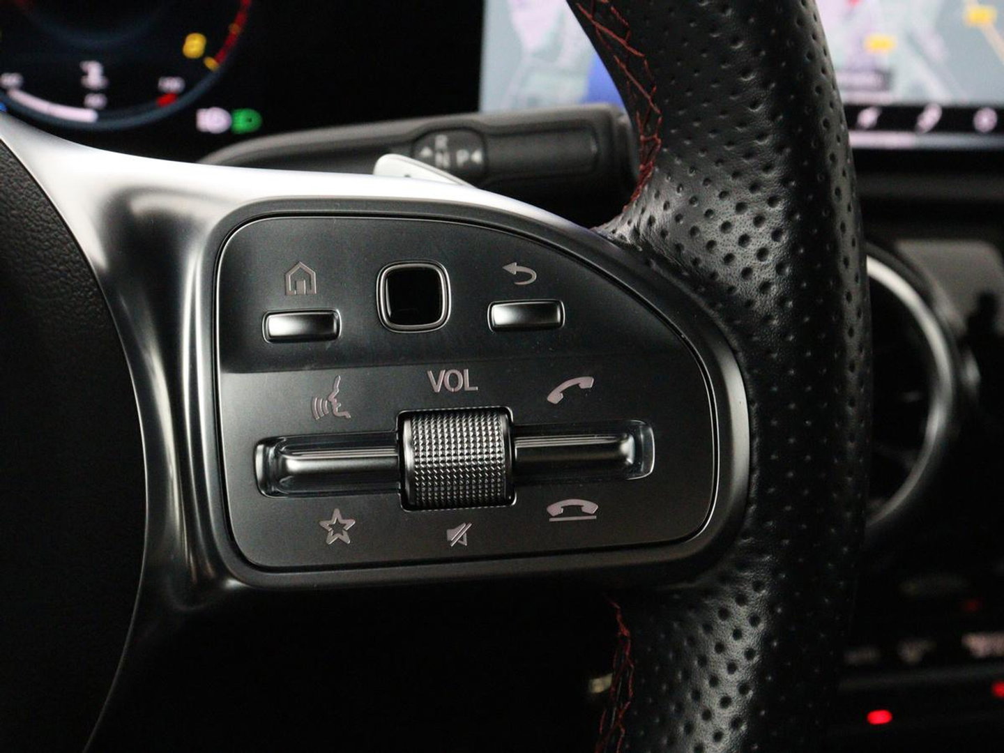 Mercedes-Benz A-Klasse 180 Business Solution AMG | Panoramadak | Carplay | Cruise control | Climate control | DAB+ | Navigatie | Bluetooth | Stoelverwarming | Park assist