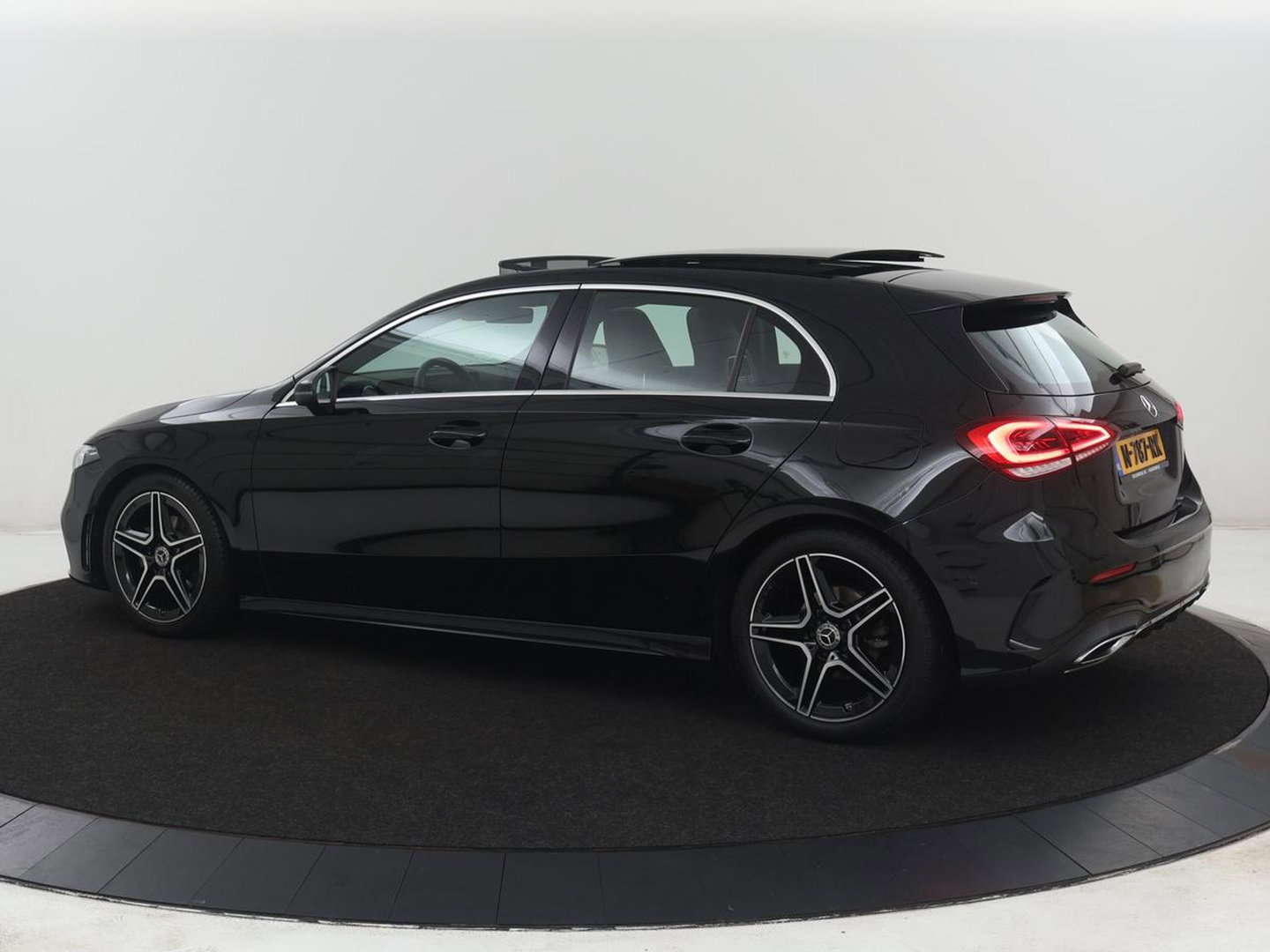 Mercedes-Benz A-Klasse 180 Business Solution AMG | Panoramadak | Carplay | Cruise control | Climate control | DAB+ | Navigatie | Bluetooth | Stoelverwarming | Park assist