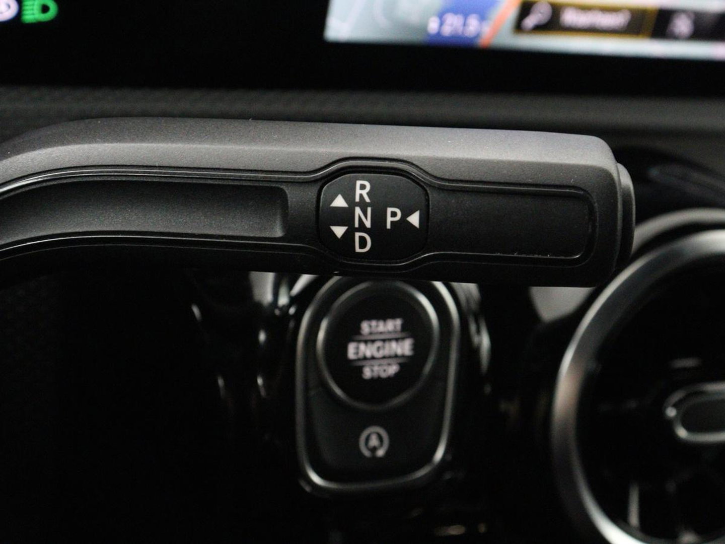 Mercedes-Benz A-Klasse 180 Business Solution AMG | Panoramadak | Carplay | Cruise control | Climate control | DAB+ | Navigatie | Bluetooth | Stoelverwarming | Park assist